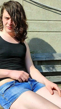 Sara se masturbează în aer liber