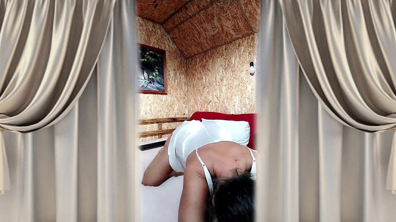 Lukerya: 坐在柔软的床上的幻想