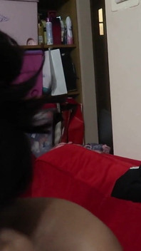 Chica indonesia con la boca abierta en eyaculación