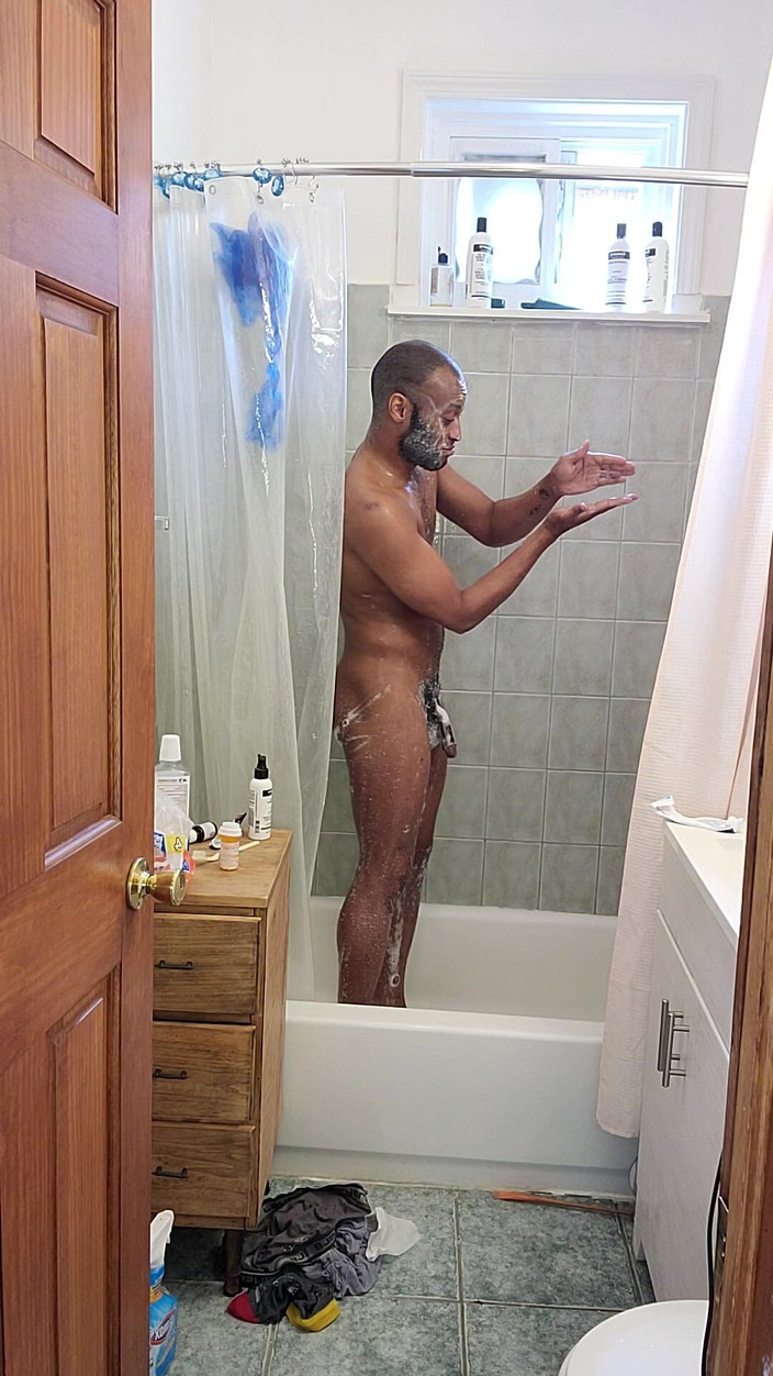 Kennie Jai: Seksowny prysznic od Kennie Jai