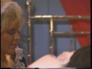 Old Good Porn: Blond hembiträde blir ätit ut av het brud i MFF -trekant