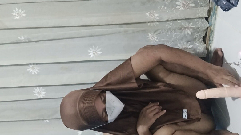 Rania: Studentă cu hijab dependentă de masturbarea cu un vibrator