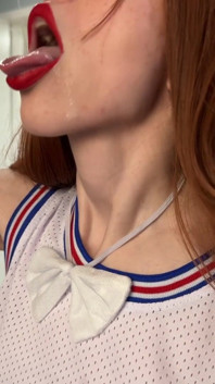 Fetish Fetish Ludah Kim Bluestone meludah meleleh ke dalam kaca pancutan yang jelas, kaca supaya anda boleh melihat saya drool dan menghisap