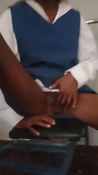 Sexy de 18 anos esfregando seu uniforme de buceta