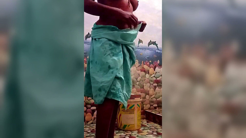 Ammukutty88: Si Dia menanggalkan pakaiannya di bilik air dan membasuh pepeknya...
