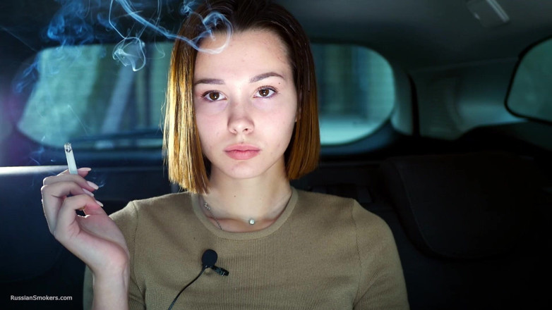 Russian Smokers: セクシーなロシア人美女がタバコを吸う自然な環境