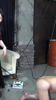 Elektrické šoky do penisu a varlat, které jsou mezi ohybníkem; paní sváže masochistického muže a hraje si s elektrickými proudy skrz jeho penis a varlata