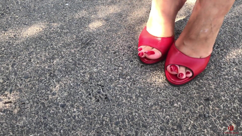 Goddess Lena: Pissed while walking