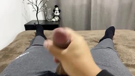 Chico brasileño masturbándose con calcetines puestos - Dylan Ford