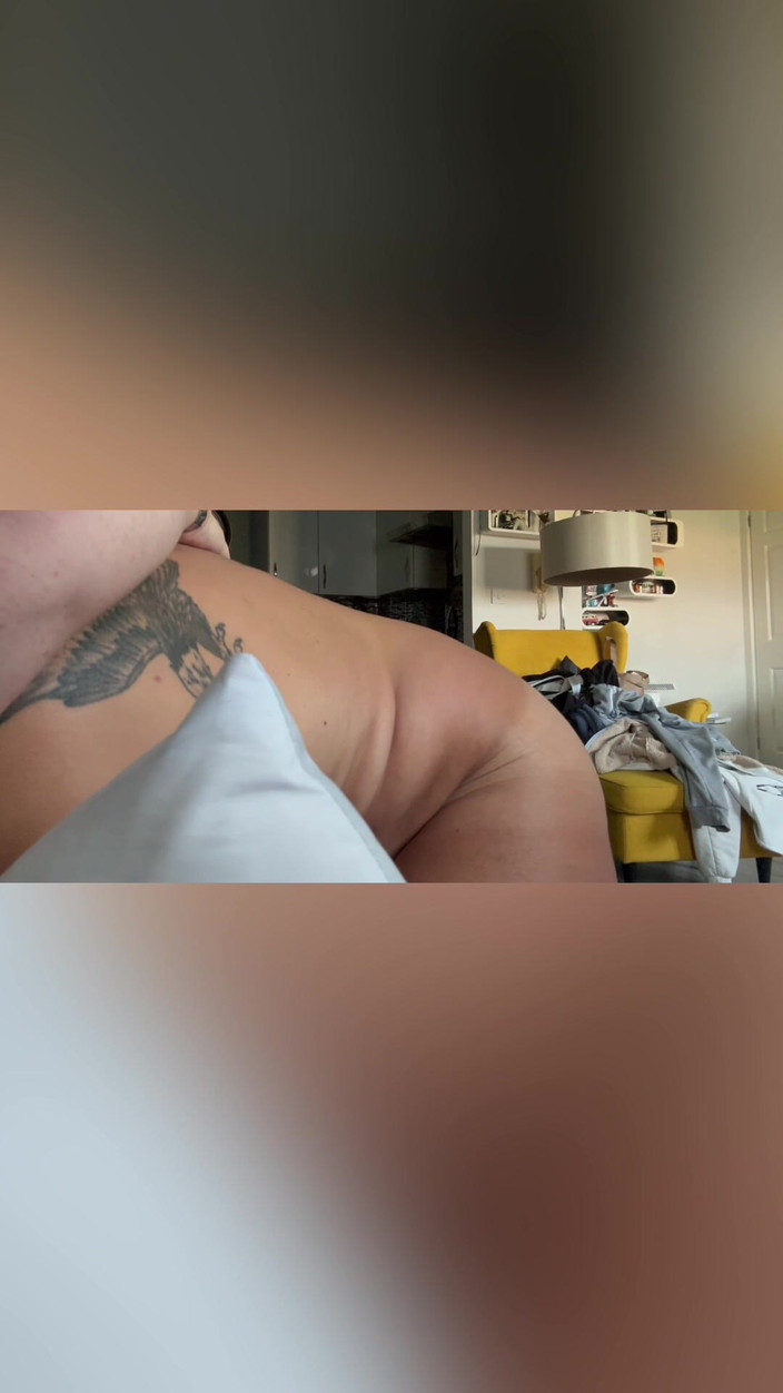 Hot dick in your ass: Je regarde du porno et je me branle avec mon...