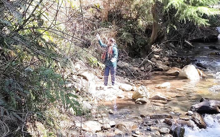 Pujaprem Love: Šukání po procházce v lese u vodopádu