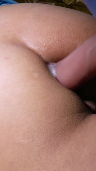 Aku lagi asik muasin lubang pantatku pakai dildo favoritku pakai dildo