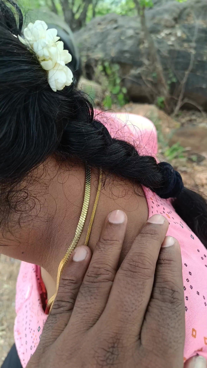 Pushpa studio: ऑफिस स्टाफ आउटडोर रोमांस का मजा ले रहा है और मैनेजर के साथ चुदाई कर रहा है भाग 1