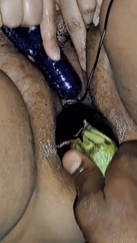 Soțul îmi fute pizda umedă cu vinete care îmi stimulează clitorisul cu vibrator