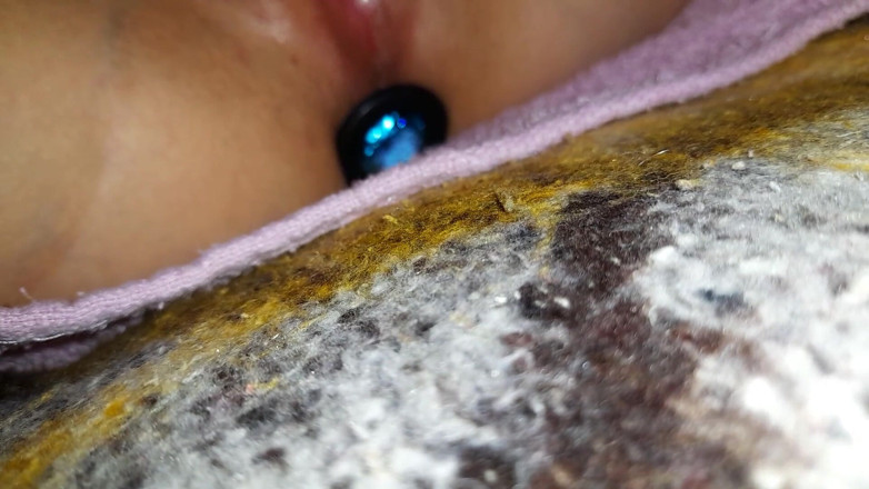 Ana Liz: Butt plug and clip-on pleasure