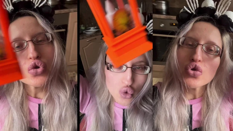 FinDom Goaldigger: Banci tidak pergi toilet. Banci kencing di celana dalam.