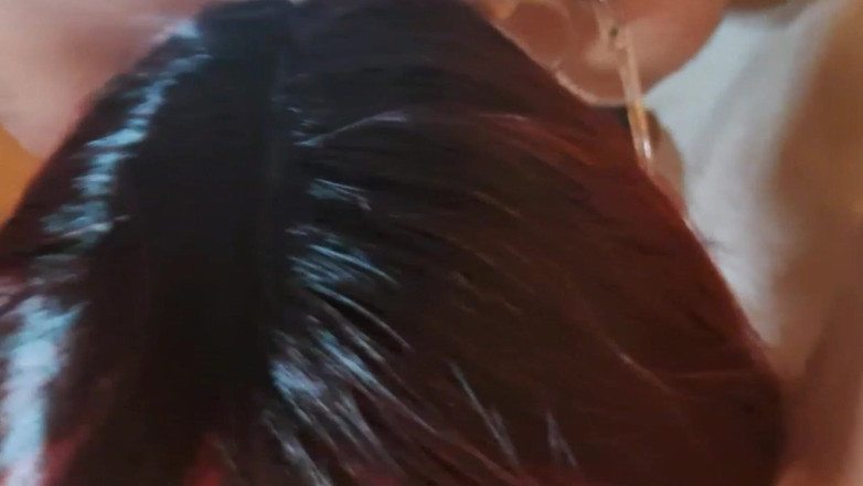 LauraOnHeels: MILF med glasögon ger en blowjob med spermaskott i munnen