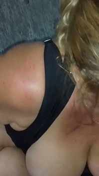 Busty Succhia Il Cazzo