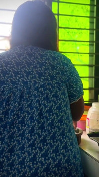 インド系デシ系のホットなおばさんが、叔父が家にいない朝、キッチンで料理をしているときに隣の男性に犯されました