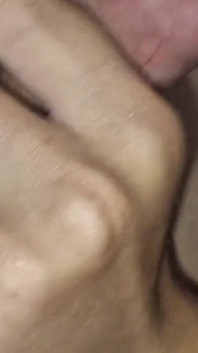 Une Jeune Femboy Effémine Hurle Pendant Qu’une Grosse Bite Remplit Son Cul Étroit De Sperme !