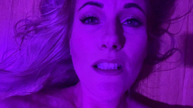 Sarah Passions: Zírám do mých očí, zatímco pro tebe stříkám