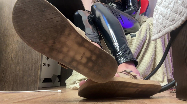Skinny_lady69: 清洁我的凉鞋婊子