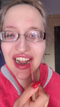 Asmr muz pembe ruj yiyor - dudak fetişi yemeği fetişi ruj gözlükleri