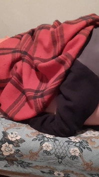 Apabila teman wanita menjilat pepek saya, saya menonton video lucah untuk memancut ke dalam mulutnya dengan lebih cepat