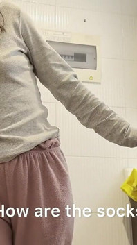 Adoro annusare le mutandine della mia matrigna mentre è a casa