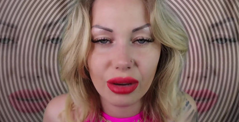 Goddess Misha Goldy: Jag gör flirtig, suggestiv och sträng ögonkontakt med dig, röker förföriskt...