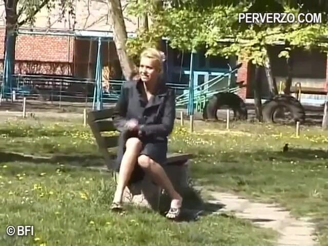 Pissing Girls: 公开撒尿 2 - 户外公共场所撒尿 DVD
