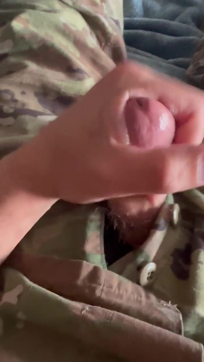 Gay Soldier Stuff: Soldat schießt eine heiße ladung sperma in ein ranger-höschen und...