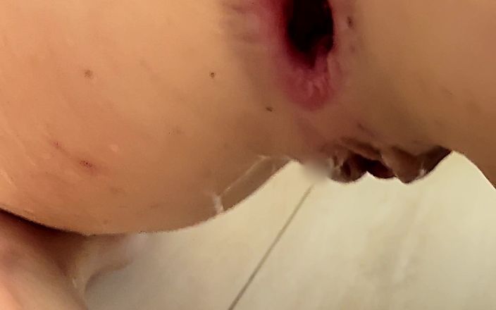 In Need of the Fist: Con điếm trẻ được đút nắm tay vào lỗ đít trong phòng tắm