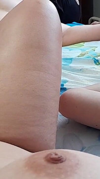 보지를 가지고 놀고 교대로 사정하는 세 명의 우리
