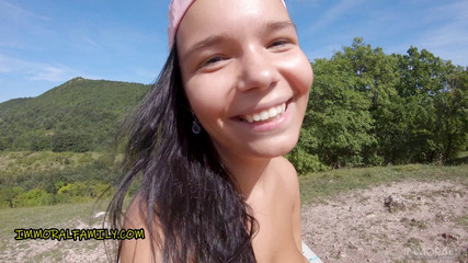 Immoral Family: Büyük memeli çıplaklar Sofia Lee götüne almayı seviyor!