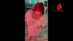 Liz Heat: Madura esposa gostosa em saltos e lingerie se masturbando