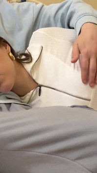Elle fait semblant de séduire son beau-fils