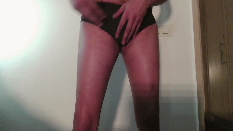 scrabberavi: セクシーパンティの試着