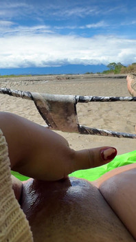 İzlenirken sahilde kendime dokunarak orgazm olmayı seviyorum