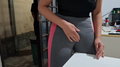 Gabi SweetCouplesStories: Masturbando o dedo do camelo na mesa com a ajuda...