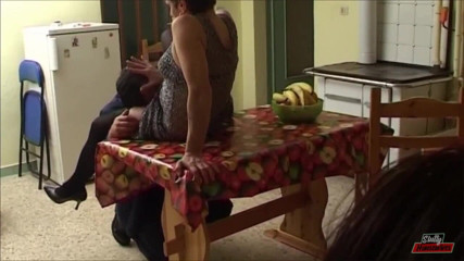 Vere Casalinghe Italia.: Ha iniziato a succhiare il cazzo davanti a me e...