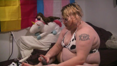 Roxxie rae page: Krowa dziewczyna z zabawkami