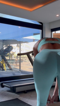 Fitte teen knackarsch, fickt aber ihren persönlichen trainer nach dem fitnessstudio