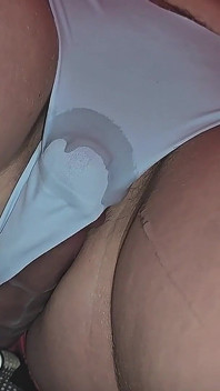 On manque de voir quand un inconnu pervers jouit fort dans sa culotte dans le métro bondé