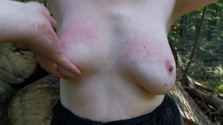 Bouncy Tits Action: Сиськи в черном платье - пощечина на улице