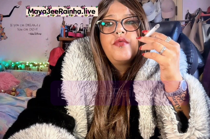 Goddess Maya3ee Rainha: Chainsmoking Queen in Fur BBW MILF Green Eyes, Red Nails,...