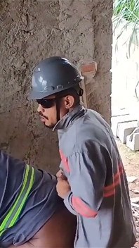 Electricista follando a su asistente durante el trabajo