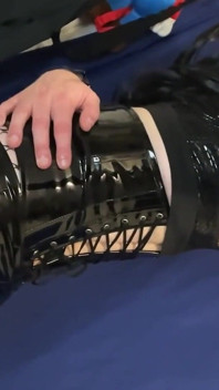 Goth Trap udeří její zadek na její hračku