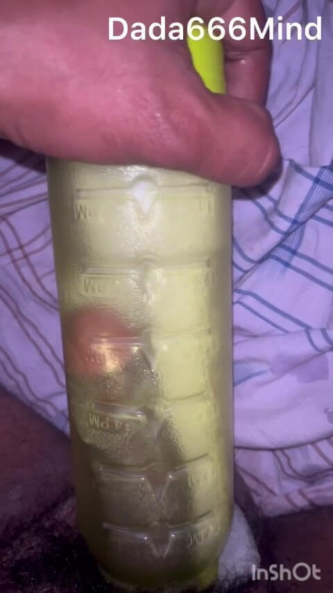 Zingaa: Pojke som använder fitta med vattenflaska - han knullar sig själv