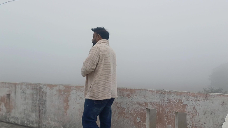 Austin Rose: Indyjski tata zdejmuje ubrania w zamarzającej zimowej mgle